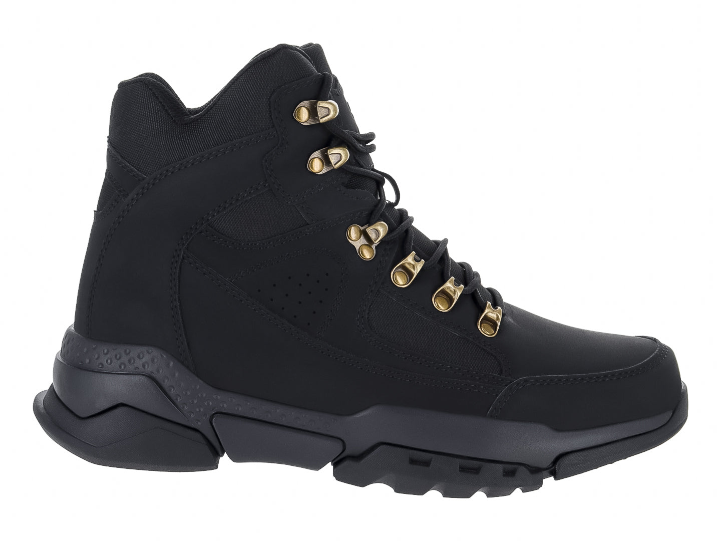 Bota deportiva de color negro con ojillos dorados y suela gruesa sobre fondo blanco.