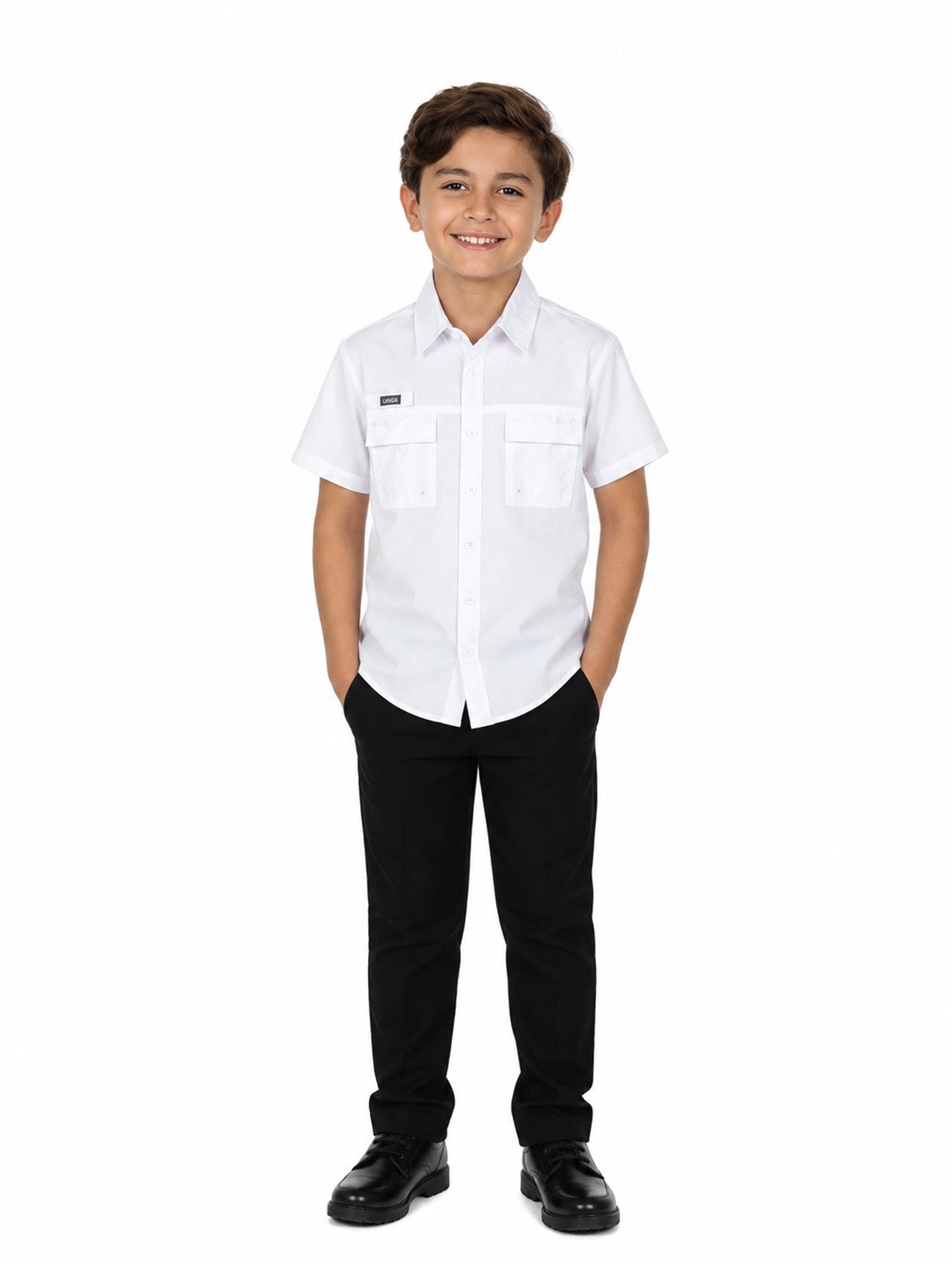 Niño con camisa blanca de manga corta y pantalones negros sobre fondo blanco.
