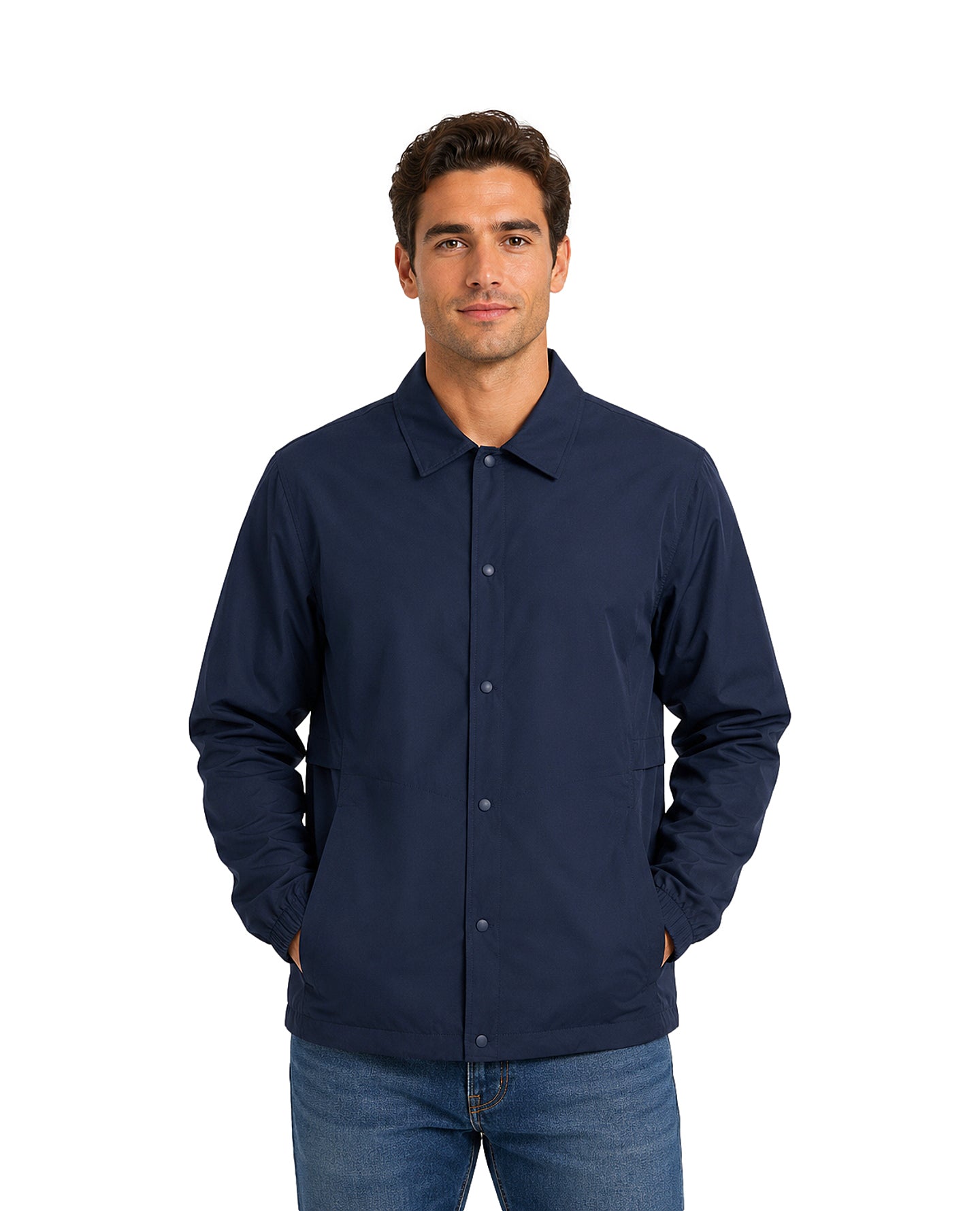 Hombre vistiendo una camisa azul marino de manga larga con botones de presión y cuello.
