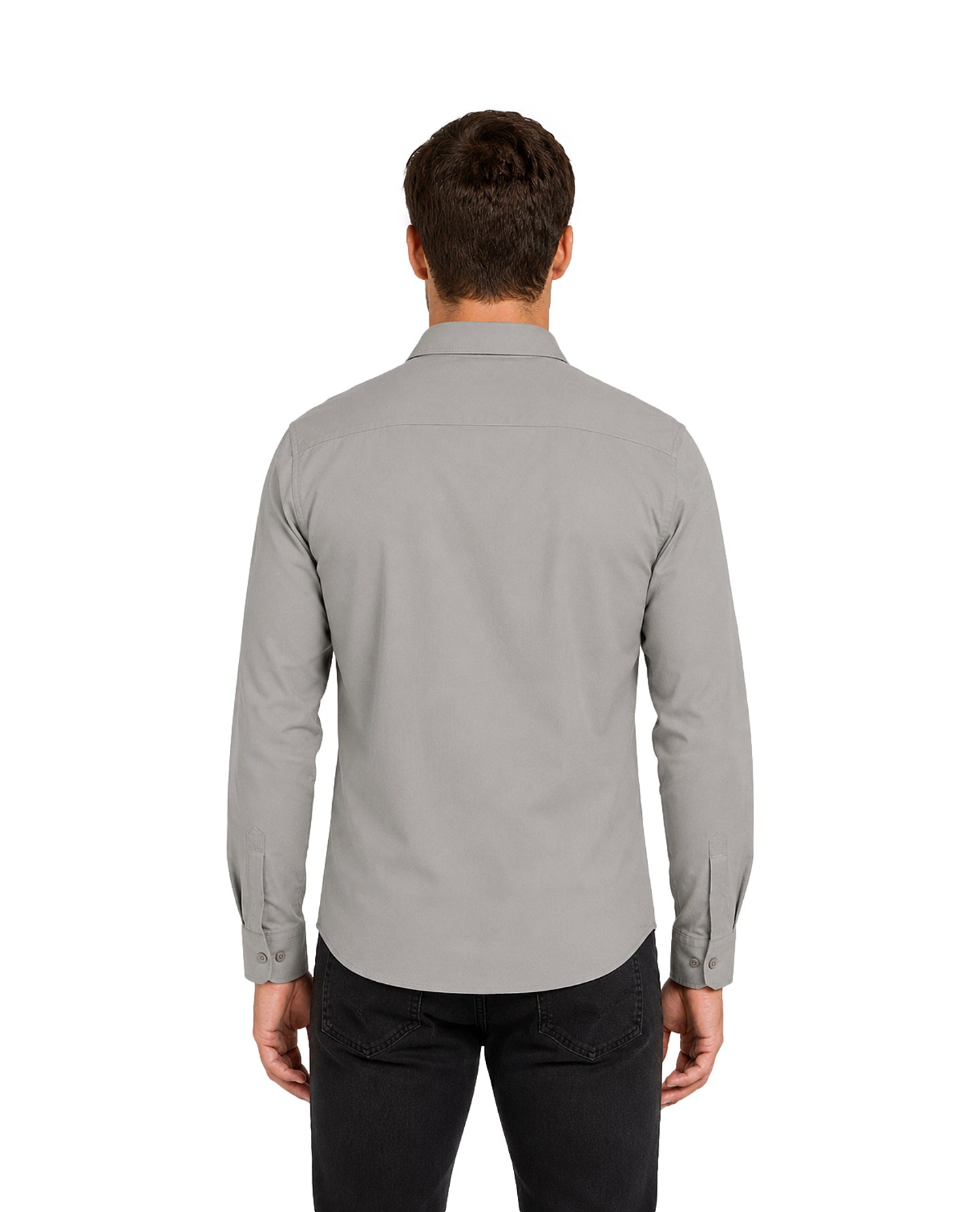 Hombre vistiendo una camisa gris de manga larga con botones y pantalones negros.