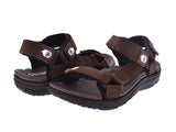 Par de sandalias estilo gladiador color marrón con correas ajustables y suela gruesa.