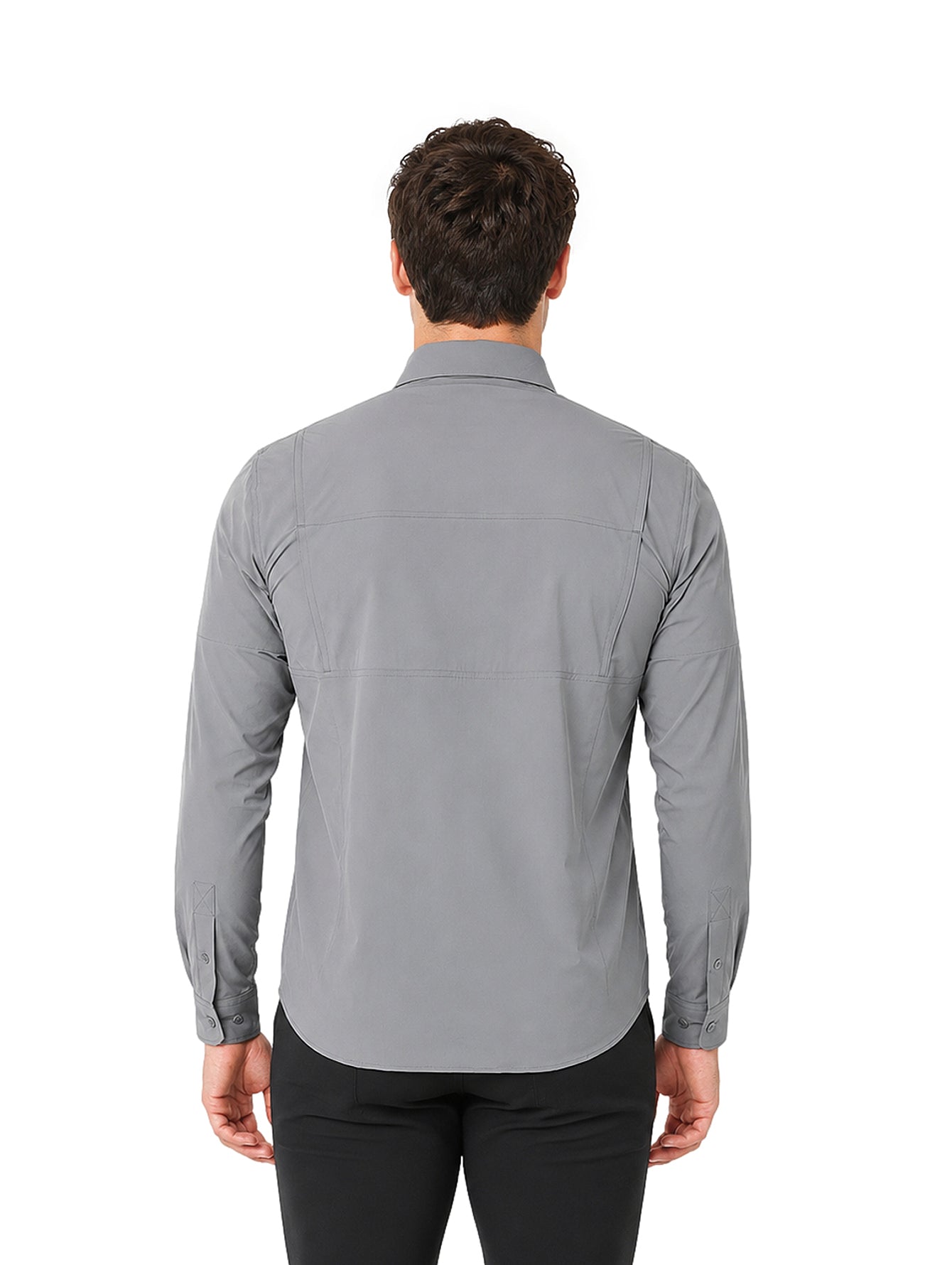 Hombre vistiendo una camisa de manga larga color gris oxford con bolsillos frontales y cuello.