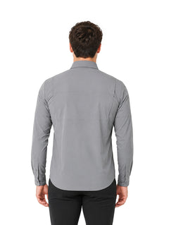 Hombre vistiendo una camisa de manga larga color gris oxford con bolsillos frontales y cuello.