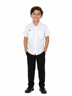 Niño con camisa blanca de manga corta y pantalones negros sobre fondo blanco.