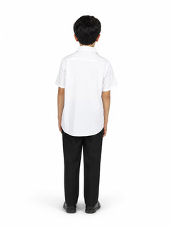 Niño con camisa blanca de manga corta y pantalones negros sobre fondo blanco.