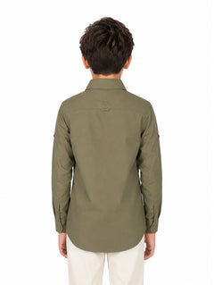 Niño vistiendo camisa de manga larga color verde militar y pantalones beige sobre fondo blanco.