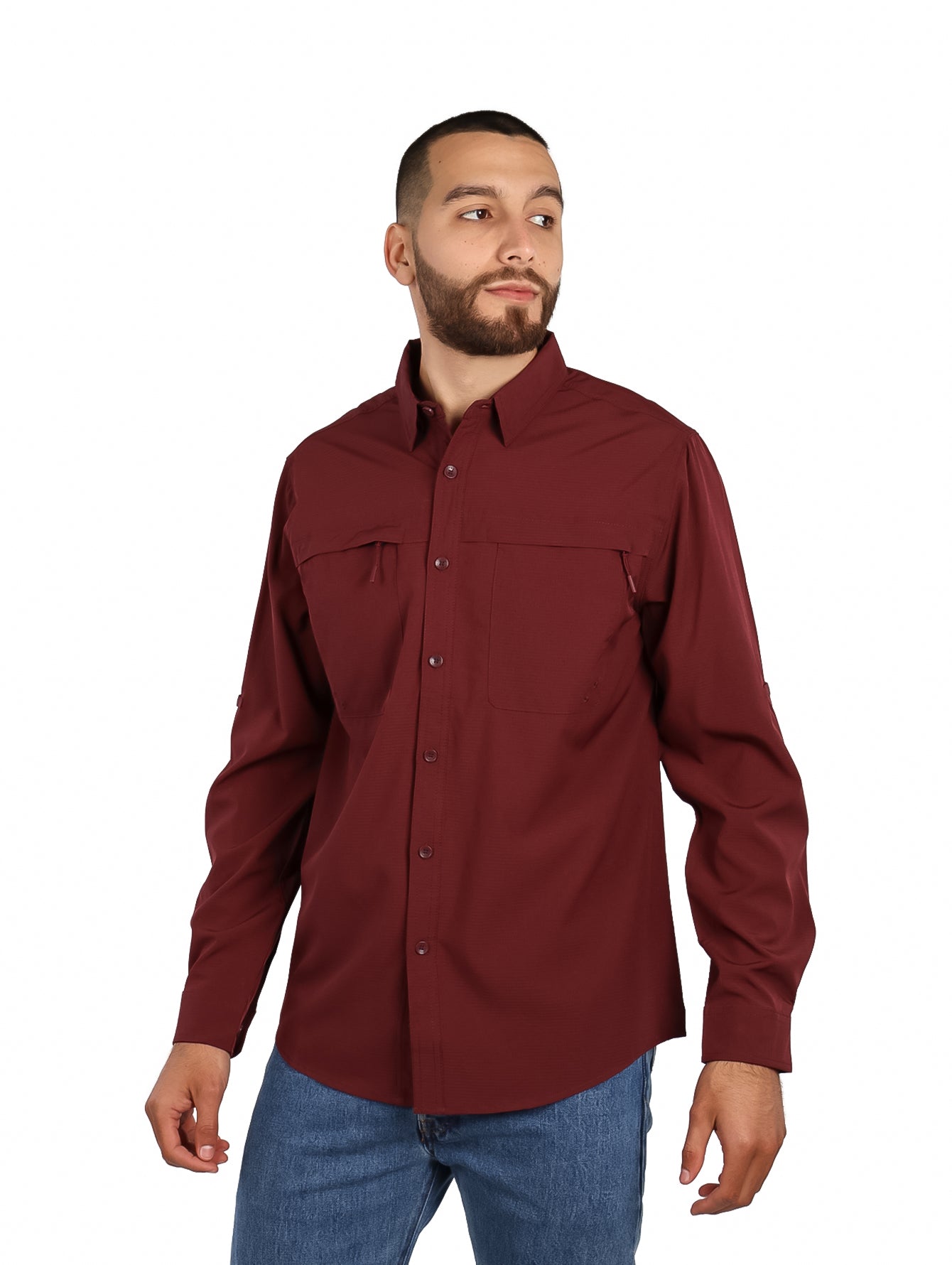 Hombre vistiendo camisa outdoor de color uva grape con manga larga y bolsillos frontales.
