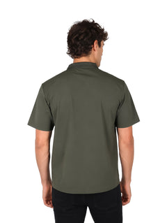 Hombre usando playera polo color oliva de la marca UNGA sobre fondo blanco.