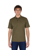 Hombre vistiendo playera polo color olivo de manga corta con cuello y botones.