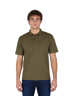 Hombre vistiendo playera polo color olivo de manga corta con cuello y botones.