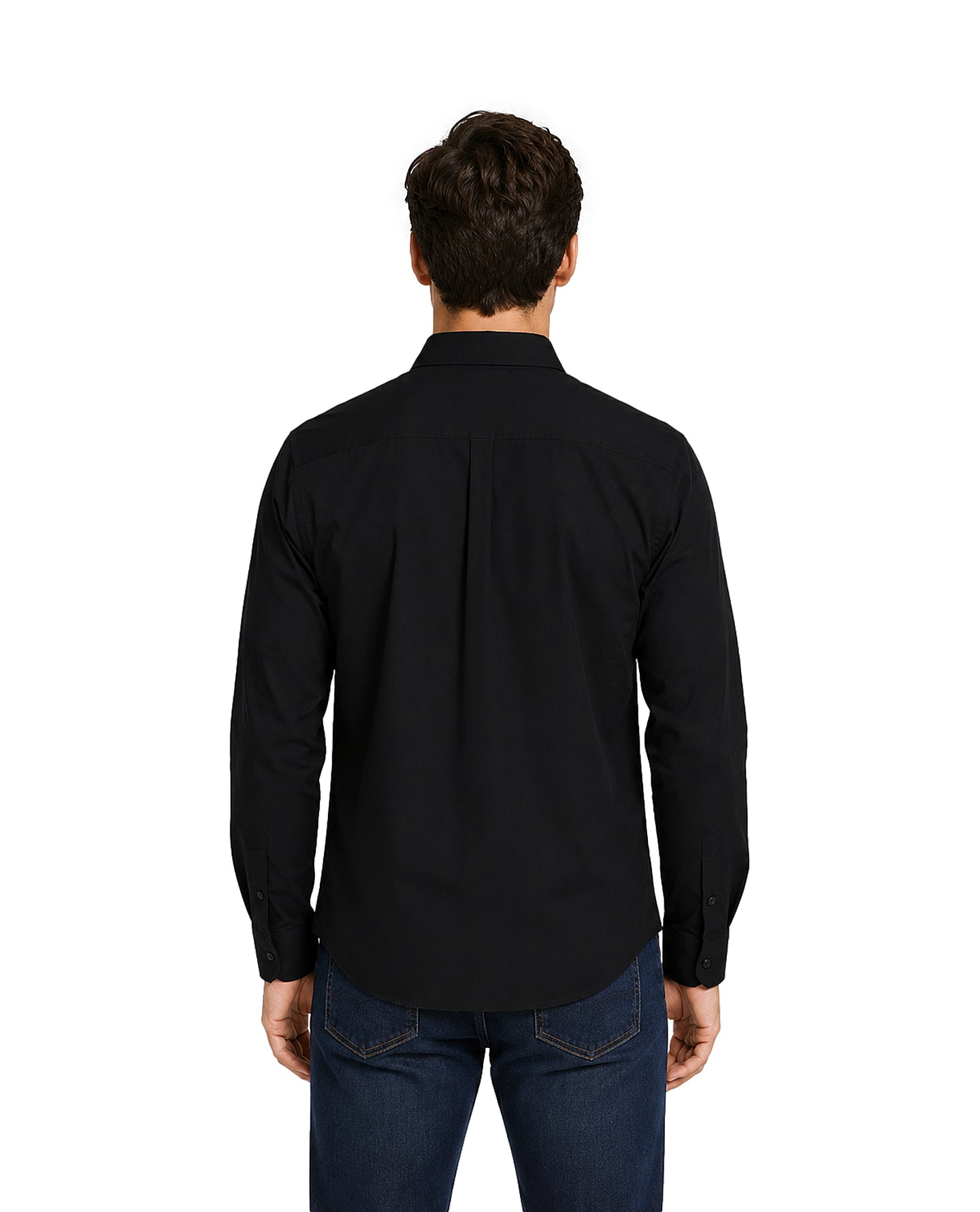 Hombre vistiendo una camisa negra de manga larga con cuello y botones.