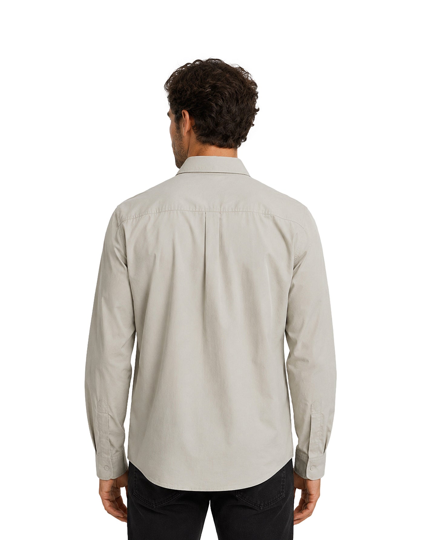 Hombre vistiendo una camisa de manga larga color gris claro con cuello y un bolsillo en el pecho.