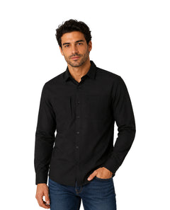 Hombre vistiendo una camisa negra de manga larga con botones y cuello.