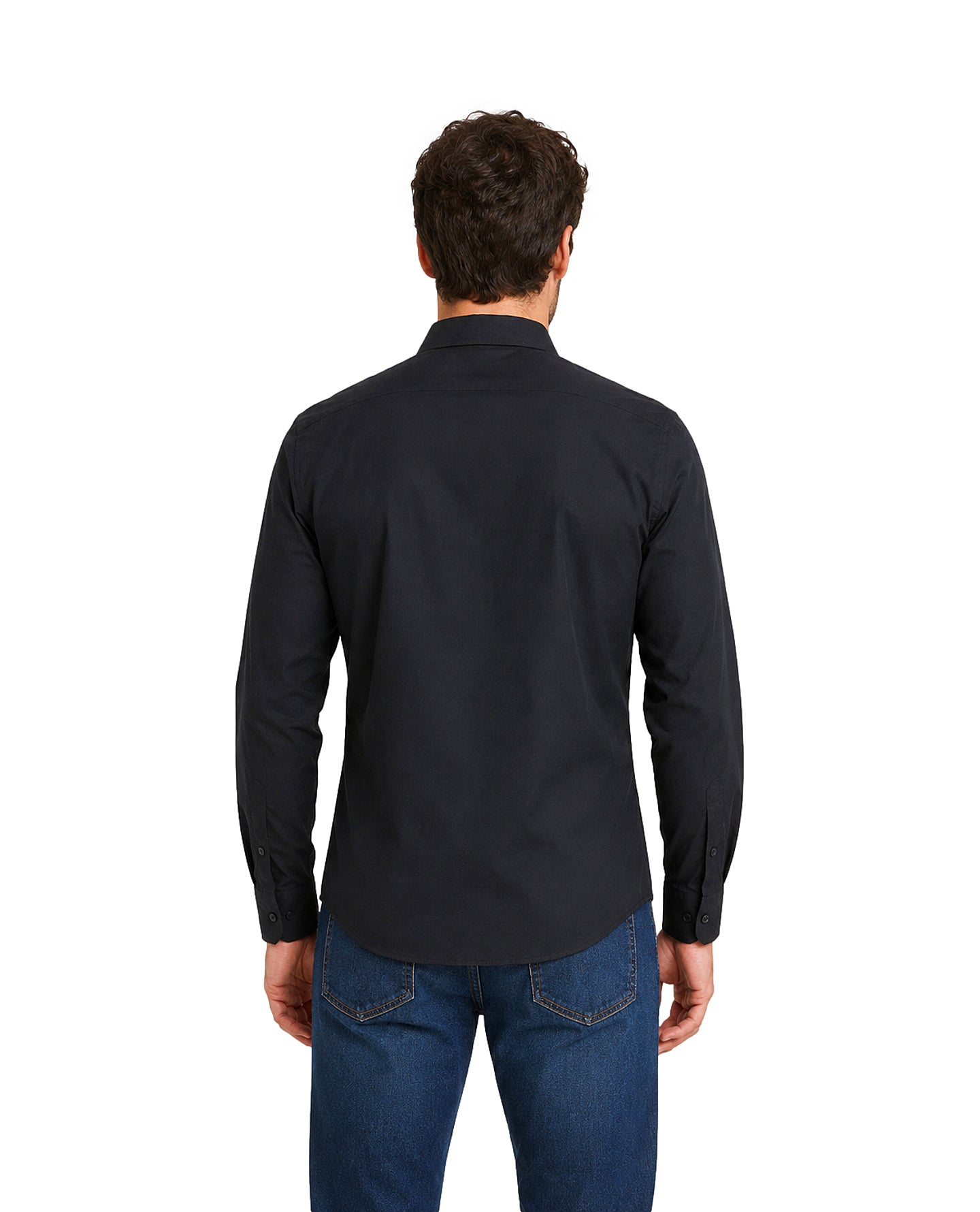 Hombre vistiendo una camisa negra de manga larga y pantalones vaqueros azules.