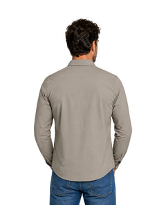 Hombre vistiendo camisa de manga larga color gris y pantalones azules.
