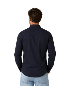 Hombre vistiendo una camisa de manga larga color azul marino con cuello y botones.
