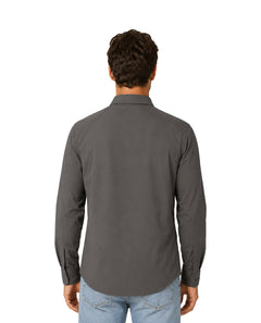 Hombre vistiendo camisa de manga larga color charcoal con bolsillo frontal con cierre.