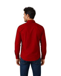 Hombre vistiendo una camisa roja de manga larga con botones y cuello.