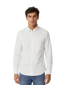 Hombre vistiendo una camisa blanca de manga larga y cuello, estilo casual.