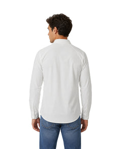 Hombre vistiendo una camisa blanca de manga larga y cuello, estilo casual.